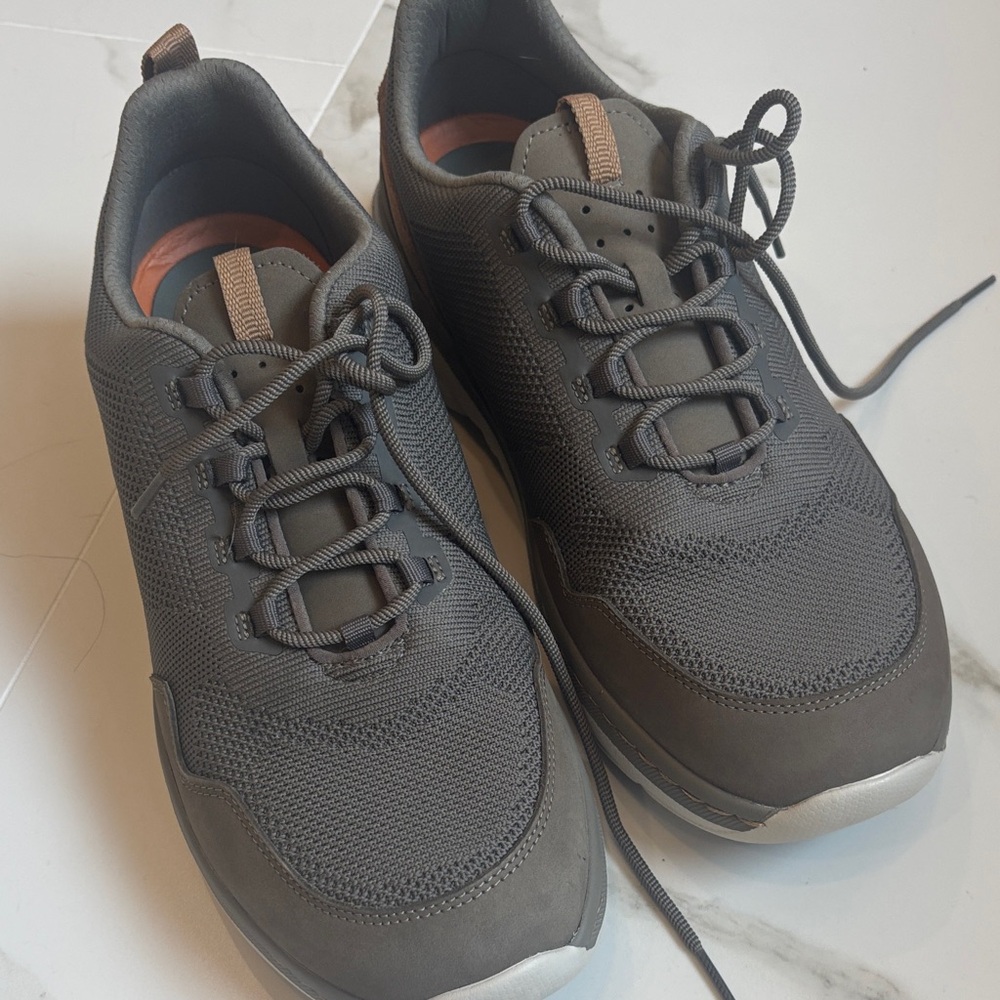 Clark Men’s taupe/brown sneakers
